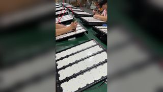 시계: 알루미늄 구조의 LED 조명 - 야외 쇼케이스에서 오래 사용할 수 있도록 제작됨